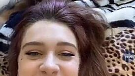 la chica que le gusta estar en topless