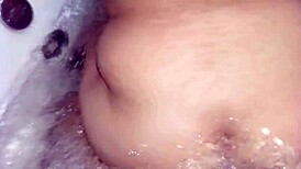 Fodendo ninfeta safada dentro da hidromassagem a putinha kikou gostoso demais na pica delicia demais cachorra