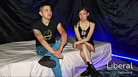 joven pareja experimentando por primera vez hacer un video porno