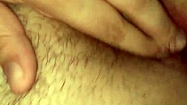 Jovencita latina se masturba a escondida