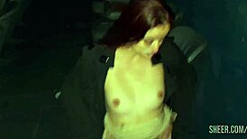 marido leva esposa no cinema porno para levar gozadas de estranhos